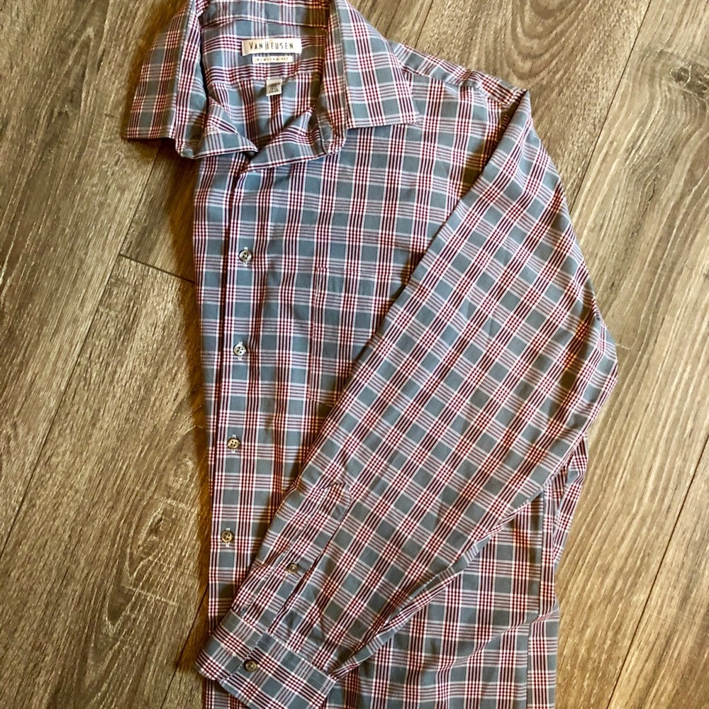 Van Heusen Men’s Dress Shirt. Regular fit.